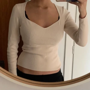 Tröja H&M trend - Tröja från H&M trend, känns tung och lyxig! Fin längd! Fint m pärlor till 🫧 använd ett fåtal ggr och tvättad 1 gång 