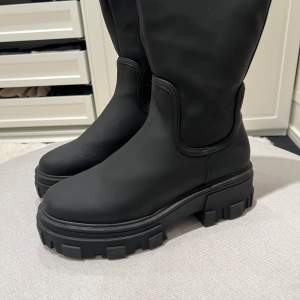 Super snygga svarta boots i mycket bra skick! Säljs på grund av att de inte kommer till användning och är lite för stor för mig ❤️ köparen står för frakten! Tveka inte på att höra av dig om du har fler frågor! 