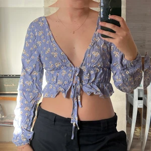 Blommig topp - Topp från shein i strl 34