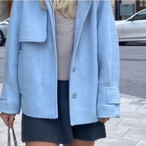 Zara kjol - Stickad kjol från zara💓 tjockare i materialet och har en så fin marinblå färg💓 snygg passform och bekväm💓 den är använd Max 2/3 gånger så inprincip som ny💓 fler frågor svarar jag gärna på privat💓