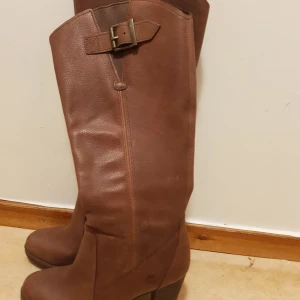 Timberland stövlar - Använd en gång pågrund av lite stor. Storlek 40 men passar 39. Köpte för 2000 men säljer för 500