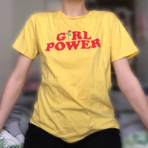 gul girlpower tröja - gul tröja med tryck. minns inte exakt vart den är köpt men beatälldd hem den runt 2017. använd flertal gånger men bra skick förutom trycket som spruckit lite! skulle uppskatta storleken till s-m beroende på önskad passform. 