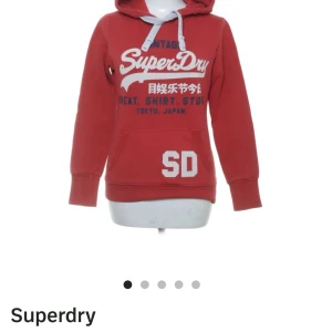 Röd hoodie - Köptes från selot och har ej öppnat då jag köpte en till likadan. säljer för 55kr❤️märket är superdry. PRISET KAN DISKUTERAS!!!!