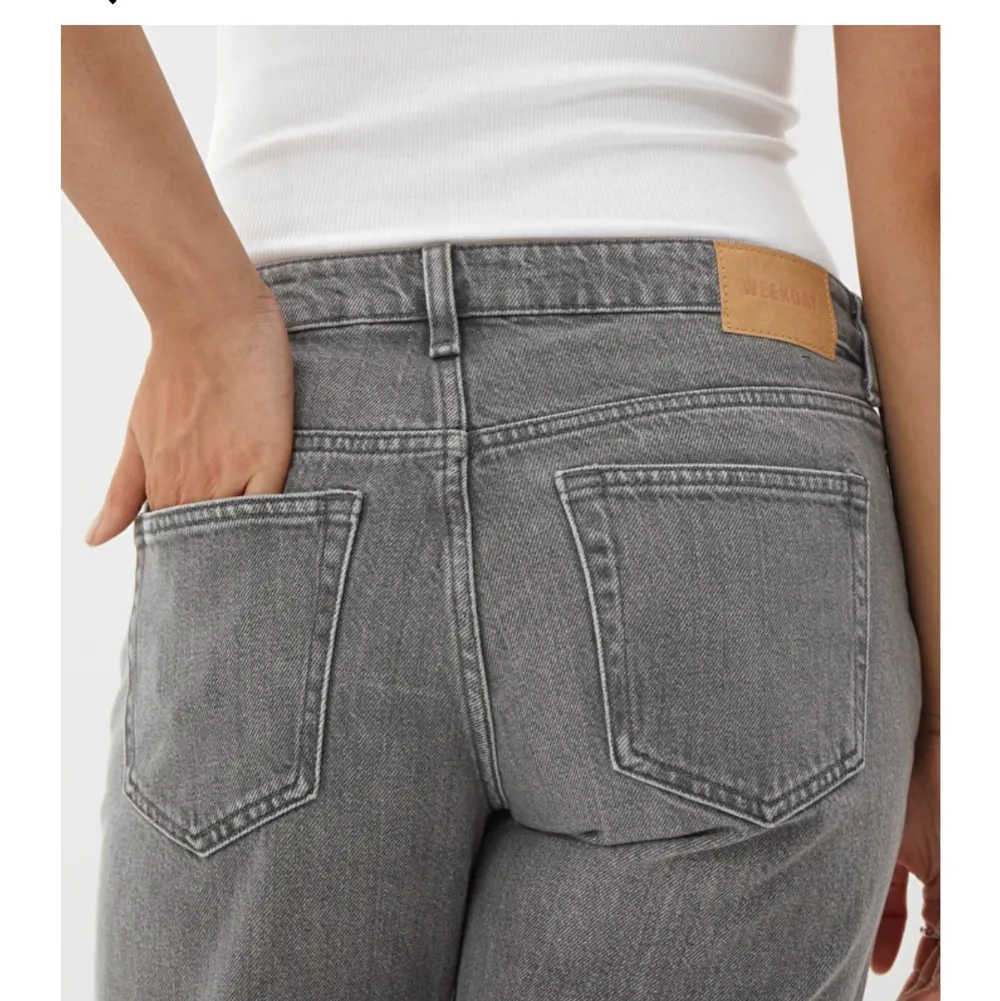 Jättefina lågmidjade gråa jeans från weekday i färgen comet grey, storlek 26/32. Säljer då de är för stora och för långa för mig tyvärr! Därför är de endast använda en gång❤️skicka för egna bilder🙌nypris 590 och jag säljer för 400😍. Jeans & Byxor.