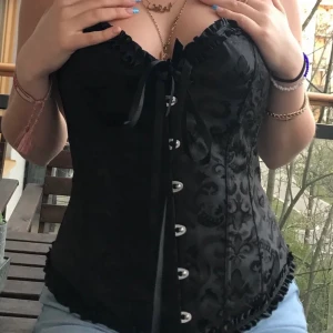 VINTAGE KORSETT💓💓 - (TRYCK EJ PÅ KÖP NU)                                   Skulle säga storlek S men passar även M beroende på hur tajt man spänner åt!                     Bra skick- aldrig använd. Möts upp i stockholm och kund står för frakt🎀