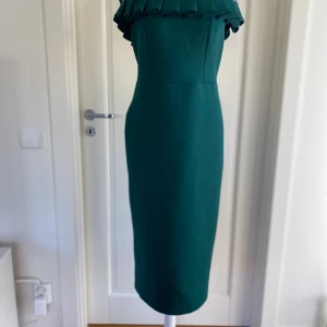 Helt ny festklänning  - Helt ny festklänning i storlek 40. Klänningen är stretchig. 