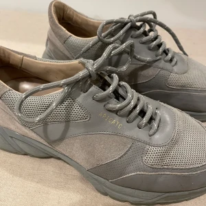 Axel Arigato sneakers  - Snygga sneakers i helgrått från Axel Arigato, väldigt bekväma! 