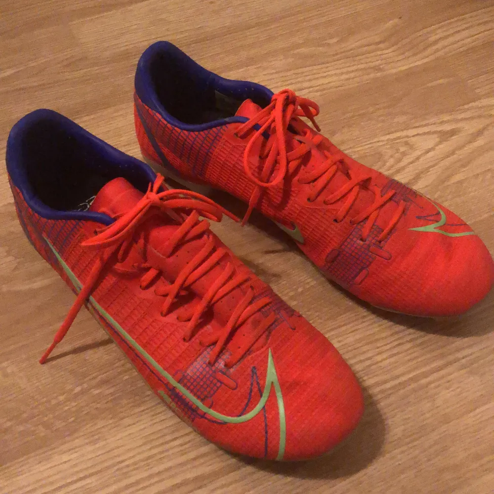 Fotbollsskor från Nike. I en rosa/röd färg. Sällan använda. Köparen står för frakten!💓. Skor.