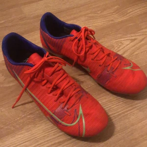 Nike fotbollsskor  - Fotbollsskor från Nike. I en rosa/röd färg. Sällan använda. Köparen står för frakten!💓