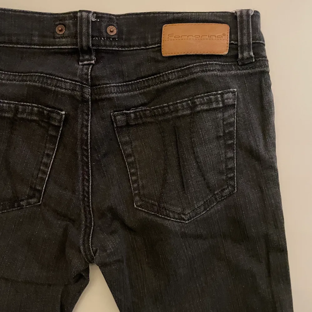 Säljer nu mina superfina lågmidjade jeans då de e för små på mig. Sparsamt använda . Jeans & Byxor.