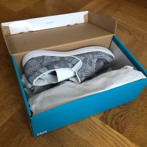 HELT NYA slip on skor från warp - ett par helt nya, oanvända (inte ens testade) skor från warp! 👟endast uppackade. min sambo fick dem i present men de blev bara liggande i garderoben. skorna är i perfekt nyskick men kartongen har några få repor. 