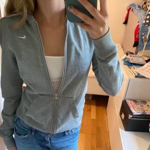 Nike Zipup - Lägger upp annonsen igen då budgivning inte var aktiv. Fin nike zipup i stlk XS. Figursydd så sitter snyggt på. 150kr plus frakt, priset kan diskuteras vid snabb affär💓
