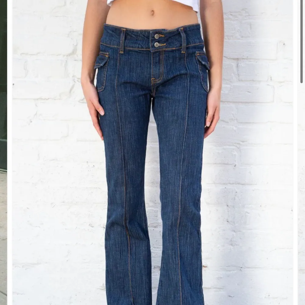 Lågmidjade, flare jeans från Brandy Melville med unika sömmar. 84 cm inseam & 76 cm midja . Jeans & Byxor.