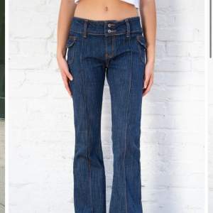 Lågmidjade, flare jeans från Brandy Melville med unika sömmar. 84 cm inseam & 76 cm midja 
