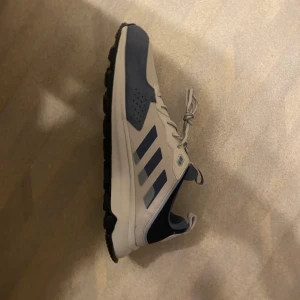 Adidas skor - Helt nya adidas skor, säljs pga storleken ej passar, bekväma vardagsskor och löparskor storlek 45 och 46. Säljs för 499 pris kan diskuteras. Kan mötas upp och frakta och hämtas.