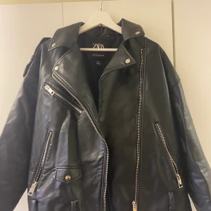 Skinnjacka  - Skinnjacka som är väl använd. Sömmen på bild 2 har lossnat men enkelt att sy till. Ord pris. 699kr. 