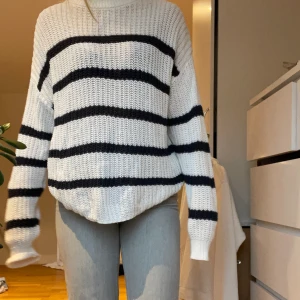 Randig tröja❤️‍🔥 - Säljer denna superfina stickade tröjan ifrån lager 157💝