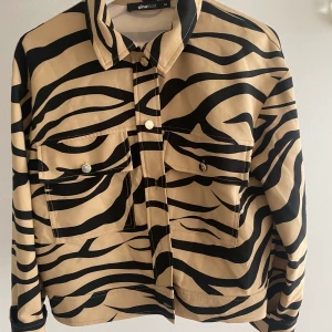 Set i zebramönster - Matchande jacka och kjol i zebramönster.  Obs kjolen är i stl 36 och jackan är i stl 38