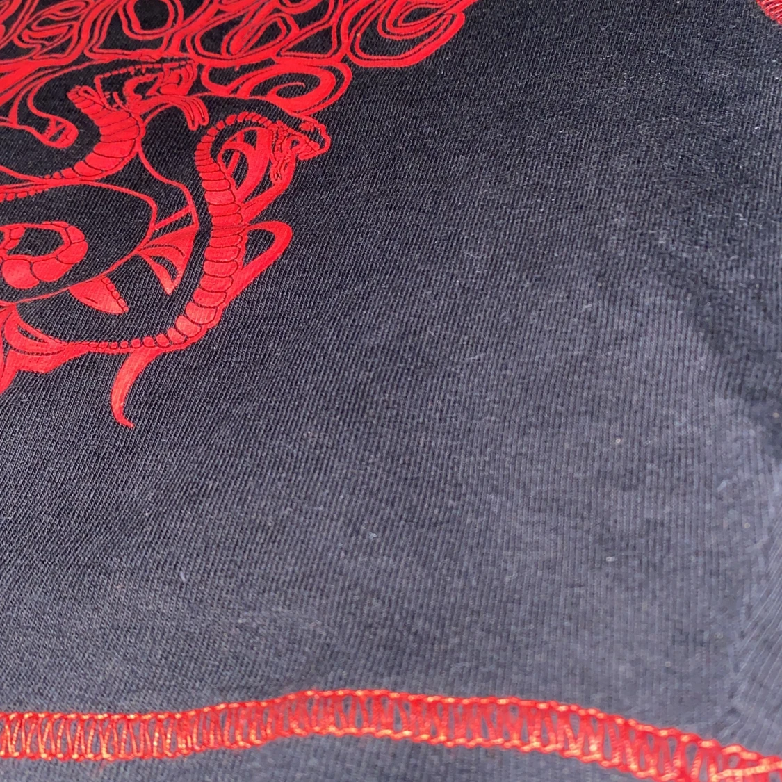 Magtröja med röda detaljer  - 90