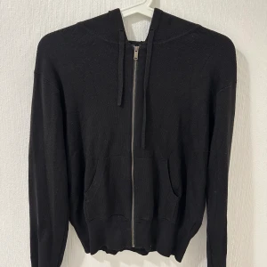 Stickat Zip H&M - Stickad zip kofta från H&M med luva. Nyskick, kom priv för flera bilder. 220 + frakt🤍