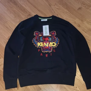 Kenzo sweatshirt - Jag säljer min kenzo tröja för det var fel storlek. Tröjan är helt oanvänd bara testad en gång. Köpt för 2200kr