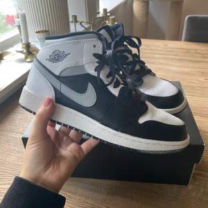 Näst intill oanvända Air Jordans 1 MID💞 Nyskick förutom små veck vid tårna(bild 3). Normala i storlek, möjligtvis lite små. Låda tillkommer. Pris startar på 1000 kr, om fler är intresserade blir det budgivning🤗