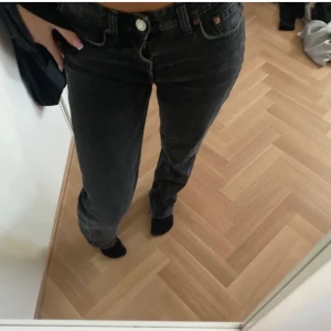 Mid waist zara - Säljer mina mid zara jeans som inte säljs längre, storlek 34, sitter fint men säljer då de inte kommer till användning, 200 kr plus frakt