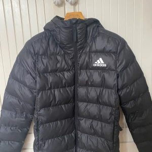 Adidas  - Säljer min svarta adidas vinterjacka i storlek M som jag använt en vinter. 