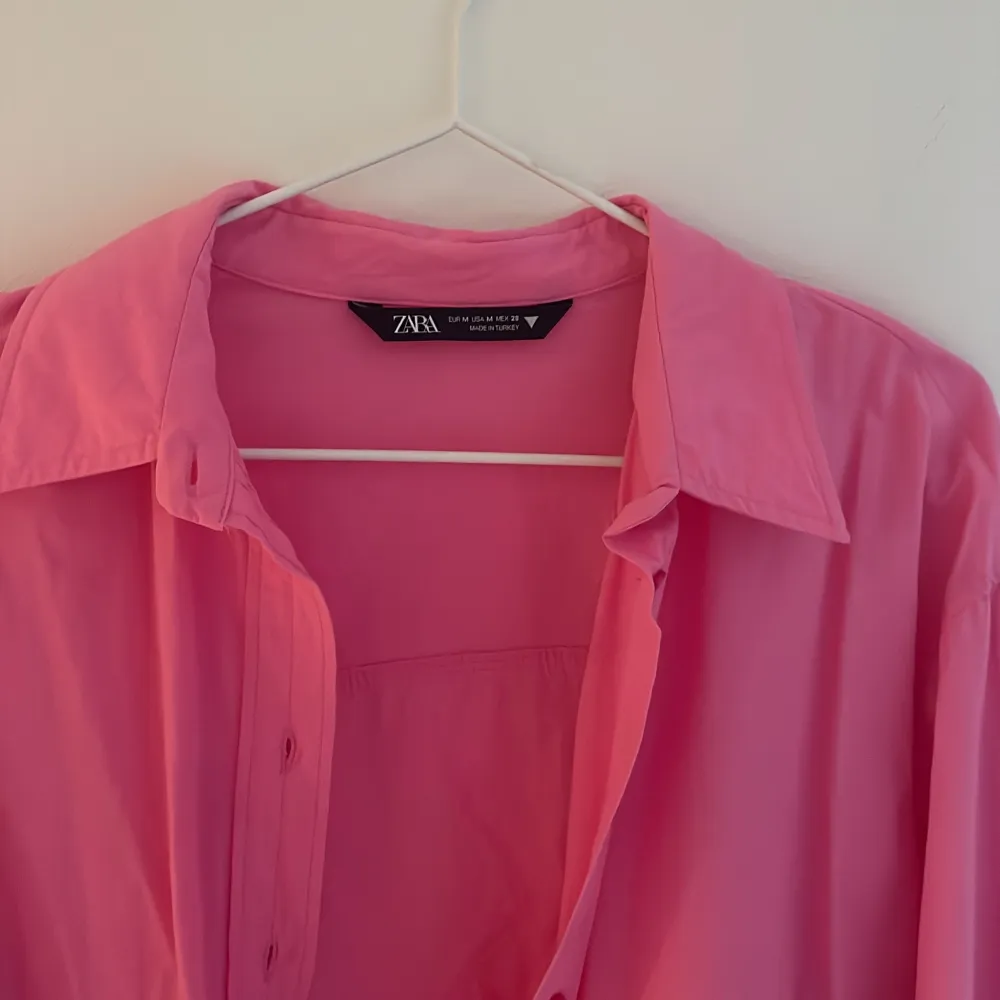 En snygg rosa skjorta som nästan aldrig använts men super cool.i strl m . Skjortor.