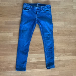 Weekday Saturday slimfit jeans 32/32 - Snygga knappt använda jeans från weekday. 