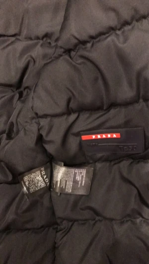 Prada jacka  - Fungerar både för kvinnor och killar de e en unisex modell som original pris kostar runt 31.000kr Priset kan diskuteras 👌✅