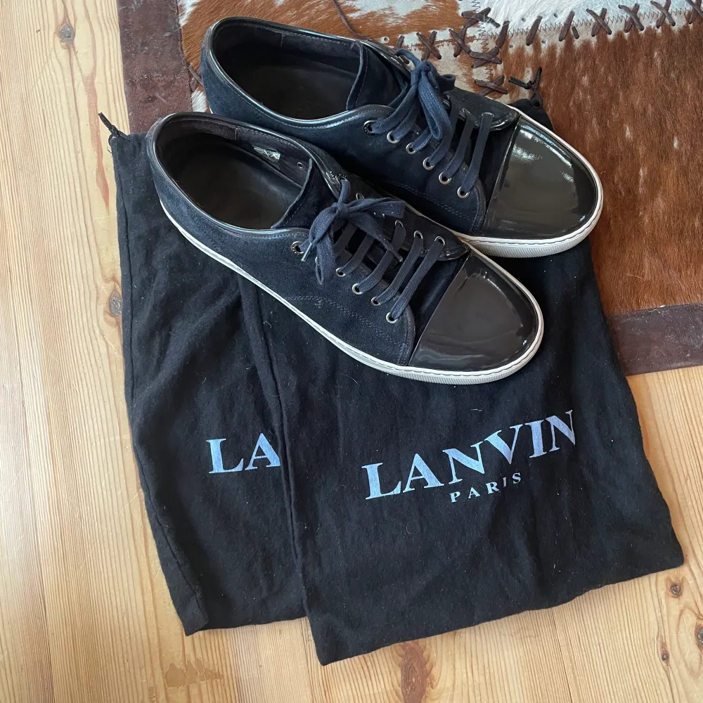 Säljer nu ett par Lanvin skor i superbra skick! Storlek 9 uk så de sitter som en 43. Kan naturligtvis skicka mer bilder om det behövs!. Skor.