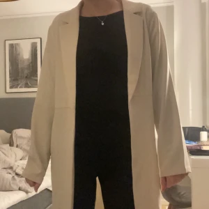 Kappa från Pieces - Jätte fin tunn kappa. Kan användas till fest eller vår och sommar. Köpt för 549kr och säljer för 300kr då den aldrig är använd. Den är lite liten i storleken