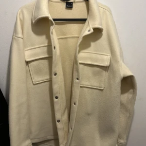 Skjort Jacka - Hej säljer min jacka från Gina Tricot. Bra skick. Storlek M. Krämvit/beige