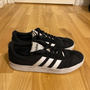 Adidas skor stor - Säljer mina adidas skor stl 41 1/3. Köparen står för frakt
