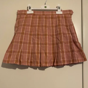 Tennis kjol med shorts  - Super söt kjol med i byggda shorts. Är för stor för mig och säljer därför. 