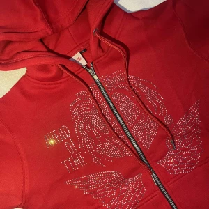 Ahead of time rhinestone zip up - Skit snygg rhinestone zip upp som blänker i solens ljus. Alla färger röd, svart o blå och storlekar small medium large