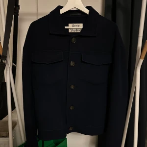 Acne Studios Dagnite jacka - Supernajs jacka med underbar passform. Perfekt inför vintern som kommer! Inga skador eller liknande. Väldigt sällsynt jacka därav priset!