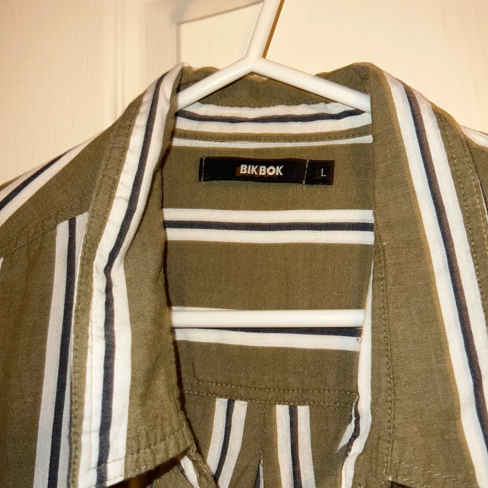 Supermysig vit och grön randig skjorta från Gina tricot🍀 i mycket bra skick (nästan aldrig använd) i storlek L!!!💚💚🥰. Paidat.