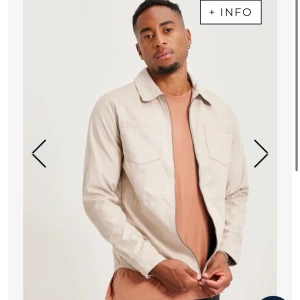 Shirt jacket  - ”Gräddvit” shirt jacket i skönt material, storlek L. Säljes pga för liten för mig, köpt i april 2022. Knappt använd, nypris 699kr. 