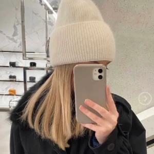 Mössa från cenui - Säljer denna mössan ifrån Cenui i färgen vit, bilderna är ifrån Cenui, köparen står för frakten!