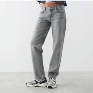 Säljer mina skitsnygga ljusgråa low waist jeans från Gina. De är endast använda en gång och säljer då de är för stora. Köpta för 500kr. (Lånade bilder)