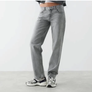 Low straight jeans - Säljer mina skitsnygga ljusgråa low waist jeans från Gina. De är endast använda en gång och säljer då de är för stora. Köpta för 500kr. (Lånade bilder)