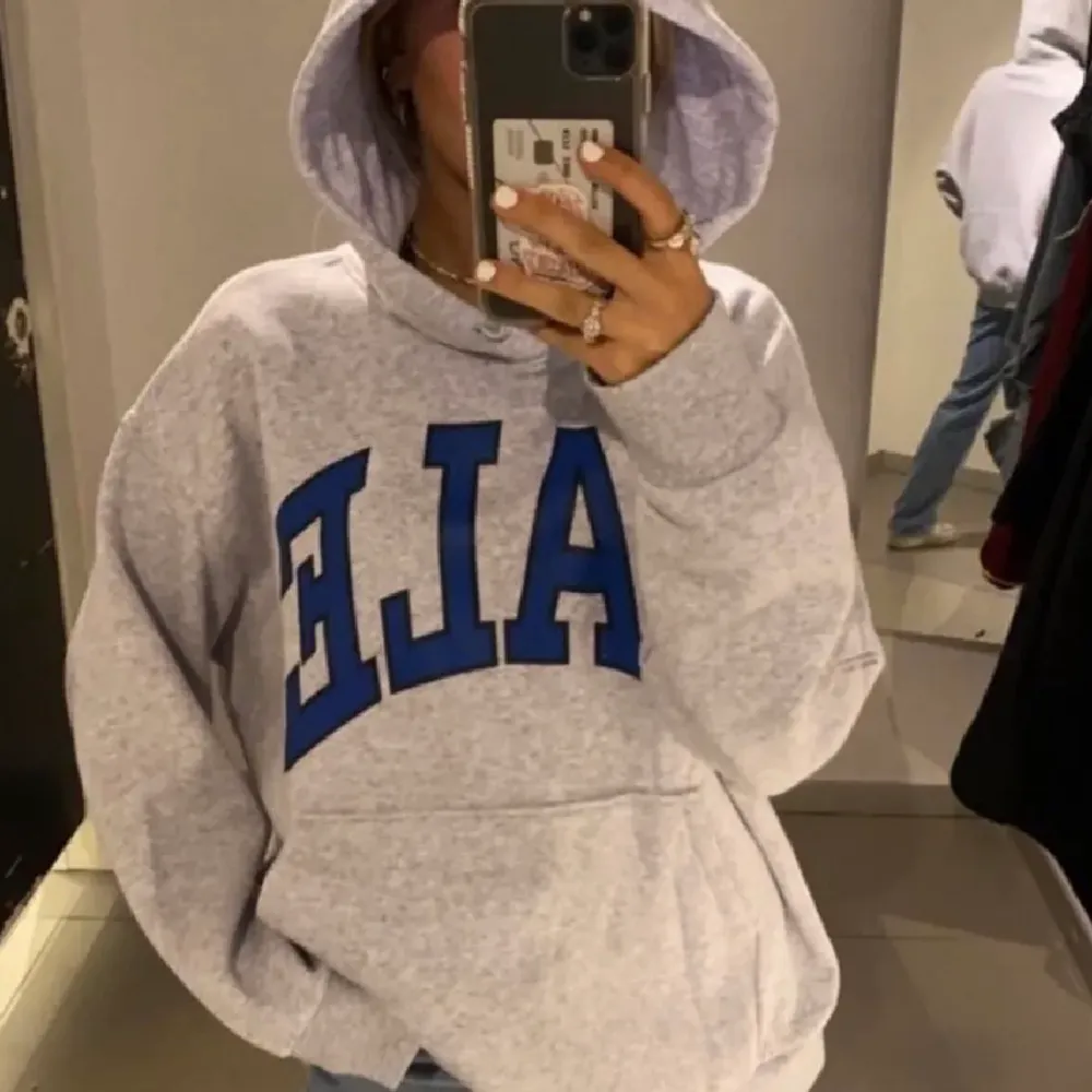 Mysig & snygg hoodie från H&M. Använd fåtal gånger och är lite oversize i modellen. Tröjor & Koftor.
