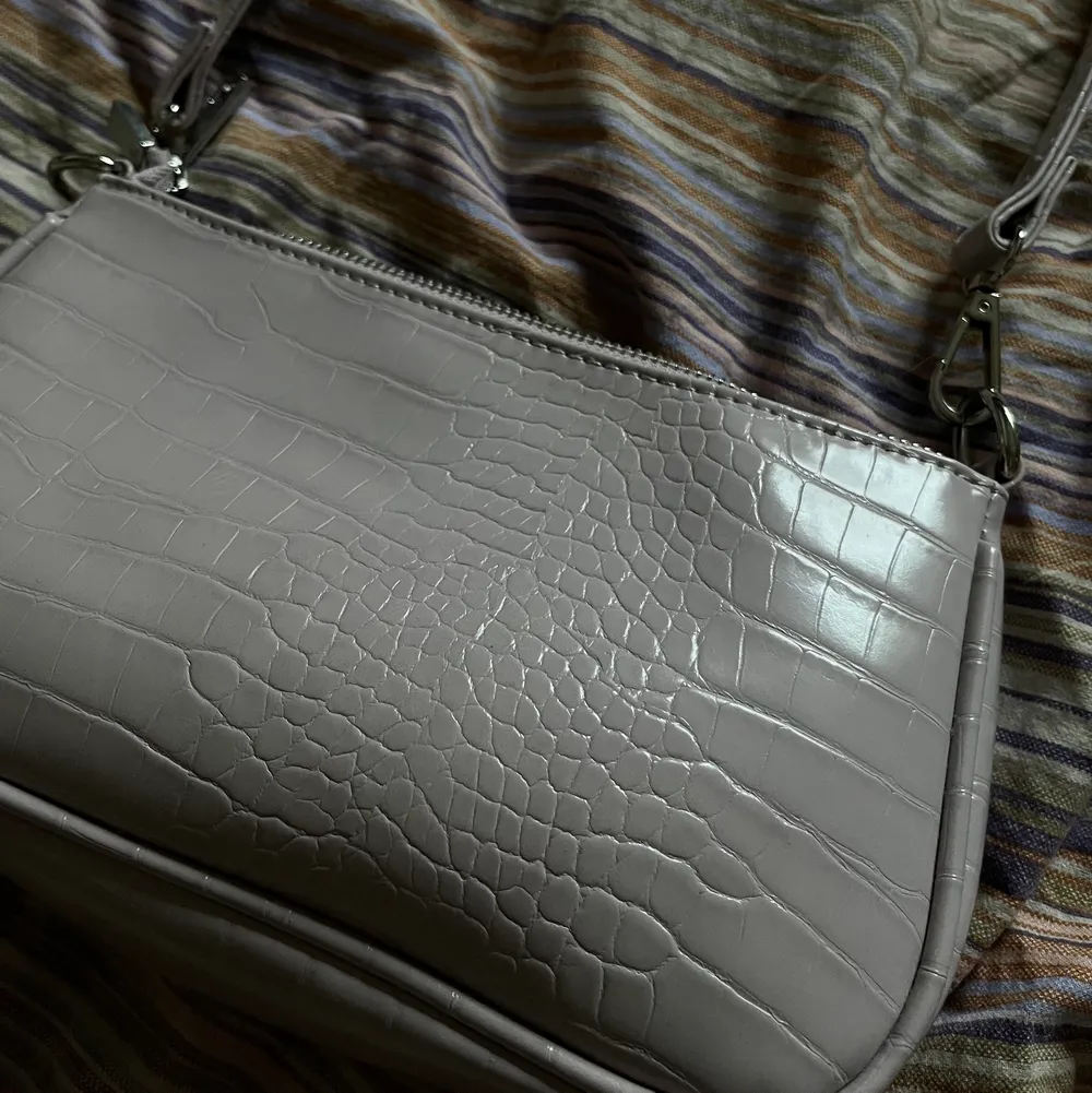 En lila/grå handväska från Gina Tricot. Sparsamt använd och nyskick. Väskor.