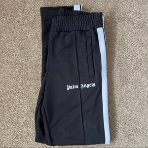 Palm angels byxor - Säljer mina palm angels byxor då jag knappt anvönder dom. Använda väldigt fåtal gånger. Storlek M Kvitto medföljer