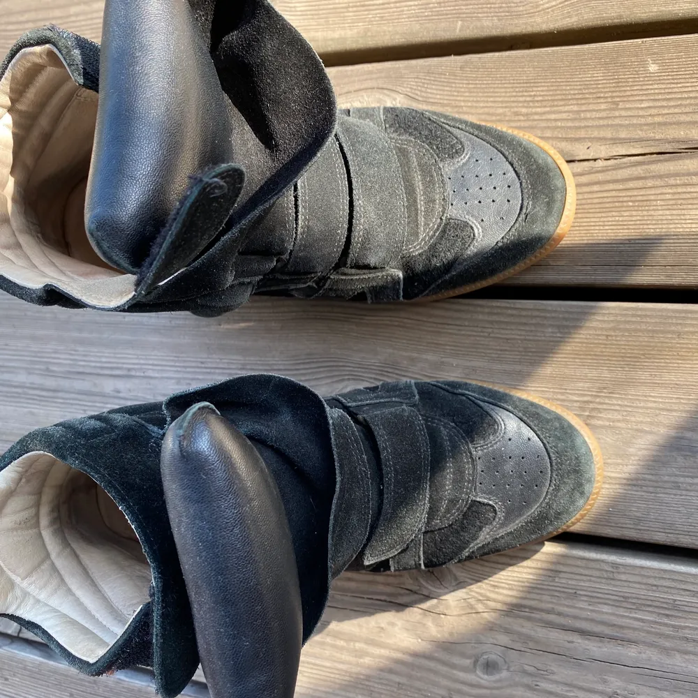 Fina sneakers från isabel marant  köpta på sellpy. Skorna är använda men har inga smutsfläckar eller övriga defekter förutom att mockan är lite nopprig. Sulan är som ny. Stl 38. Hör gärna av dig för fler bilder eller frågor!. Skor.