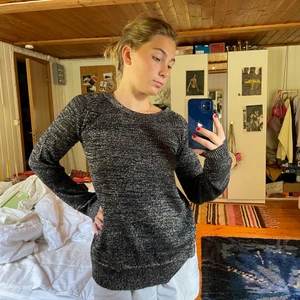 Glittrig stickad topp - Glittrig stickad tröja, jättegammal från NLY trend! Skitsnygg färg, lite brun/guldig med öppen rygg😍 legat i garderoben länge och inte kommit till användning! Storlek S💕