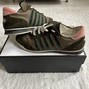 Dsquared2 Sneakers - Militär gröna Dsquared2 sneakers i storlek 41. Dustbag, kvitto och skolåda medföljer. Köpta för cirka 2 år sedan för 2000kr, använda max 10 gånger, du i bra skick.  