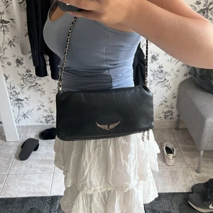 Zadig & voltaire  - Säljer min jättefina zadig väska då den inte kommer till lika stor användning längre. Den är väl använd och har börjat blivit lite missfärgad som bilden visar. Kan gå ner i pris vid snabb affär💕 nypris runt 3000 kronor, ingår enbart de korta bandet